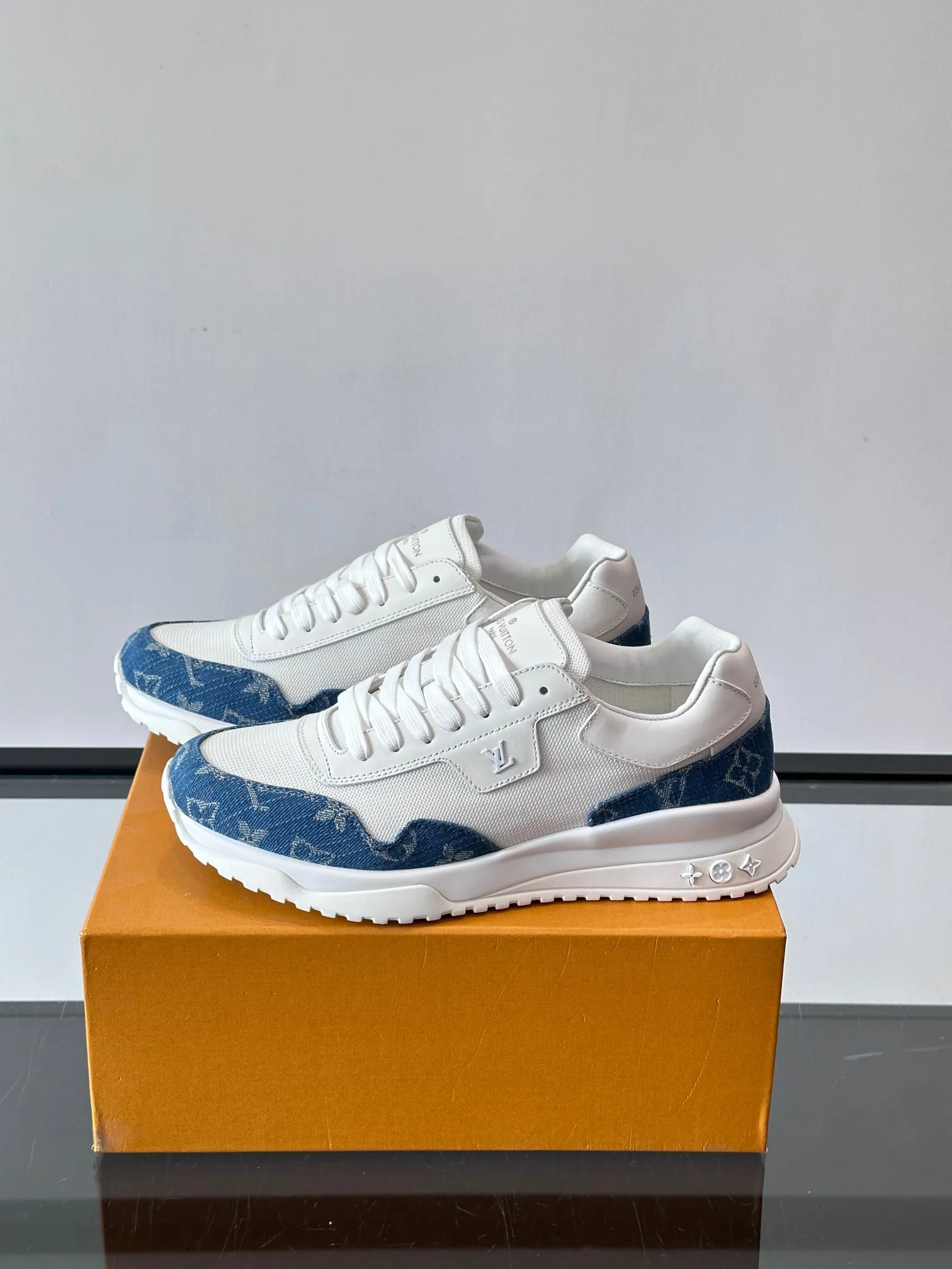 Men's Men's Shoes 💰500 [New Style] 🐡🐡LV🆕RUN AWAY sneakers, this Run Away sneaker is made of first-layer cowhide leather and breathable original material. The wedge-shaped rubber outsole continues the running shoe design, embellished with Monogram flowers, the L V letter is marked on the tongue, and the Louis Vuitton Paris logo is embellished on the back. Paired with brand logo cotton feet, the mesh lining and heel are spliced ​​and wrapped in cowhide, making the upper foot comfortable and breathable! size: 39-44 (38.45.46 customized)